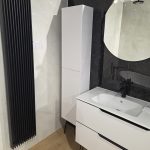 Royo Mio Compact függesztett magasszekrény 2 ajtós balos, matt fehér, fekete lábakkal - KIÁLLÍTÁSI DARAB