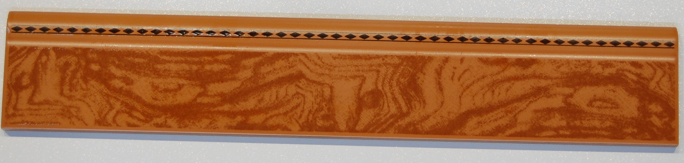 poma1225 Navarti Caoba cuero 8x45 cm Lábazati elem - Image 1