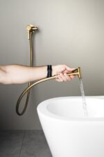 Sapho ICONIC falbasüllyesztett csaptelep bidézuhannyal, matt arany (AF040GB) - Image 3